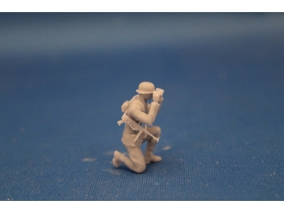 Crewmember For 8,8 Cm Pak 43 - Officer Kneeing With Binocular - zdjęcie 2 Crewmember For 8,8 Cm Pak 43 - Officer Kneeing With Binocular - zdjęcie 2