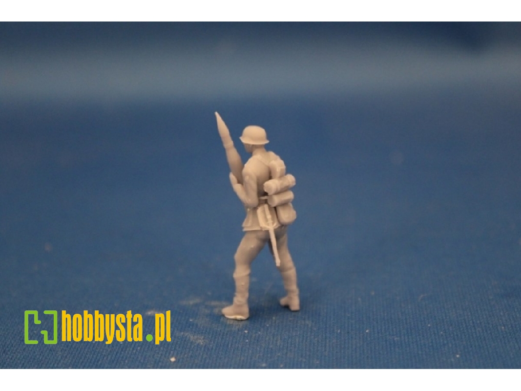 Crewmember For 8,8 Cm Pak 43 - Loader With Round Standing - zdjęcie 1 Crewmember For 8,8 Cm Pak 43 - Loader With Round Standing - zdjęcie 1