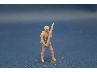 Crewmember For 8,8 Cm Pak 43 - Loader With Round Standing - zdjęcie 2 Crewmember For 8,8 Cm Pak 43 - Loader With Round Standing - zdjęcie 2