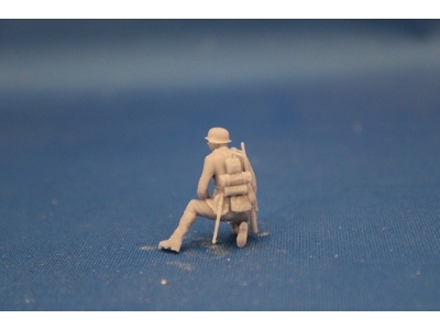 Crewmember For 8,8 Cm Pak 43 - Soldier Kneeing On The Mount - zdjęcie 1