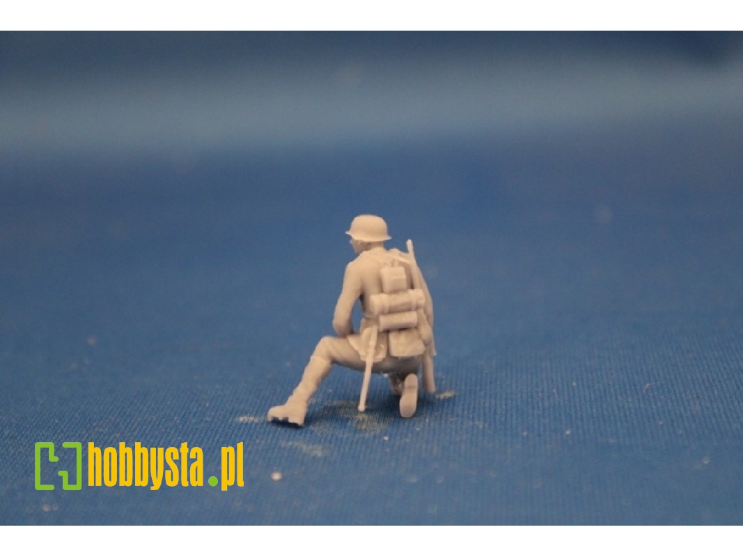 Crewmember For 8,8 Cm Pak 43 - Soldier Kneeing On The Mount - zdjęcie 1 Crewmember For 8,8 Cm Pak 43 - Soldier Kneeing On The Mount - zdjęcie 1