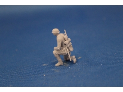 Crewmember For 8,8 Cm Pak 43 - Gunner No.2 Kneeing - zdjęcie 1