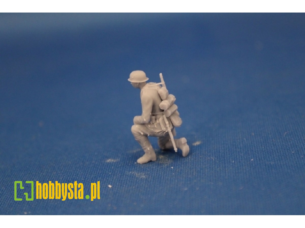 Crewmember For 8,8 Cm Pak 43 - Gunner No.2 Kneeing - zdjęcie 1 Crewmember For 8,8 Cm Pak 43 - Gunner No.2 Kneeing - zdjęcie 1
