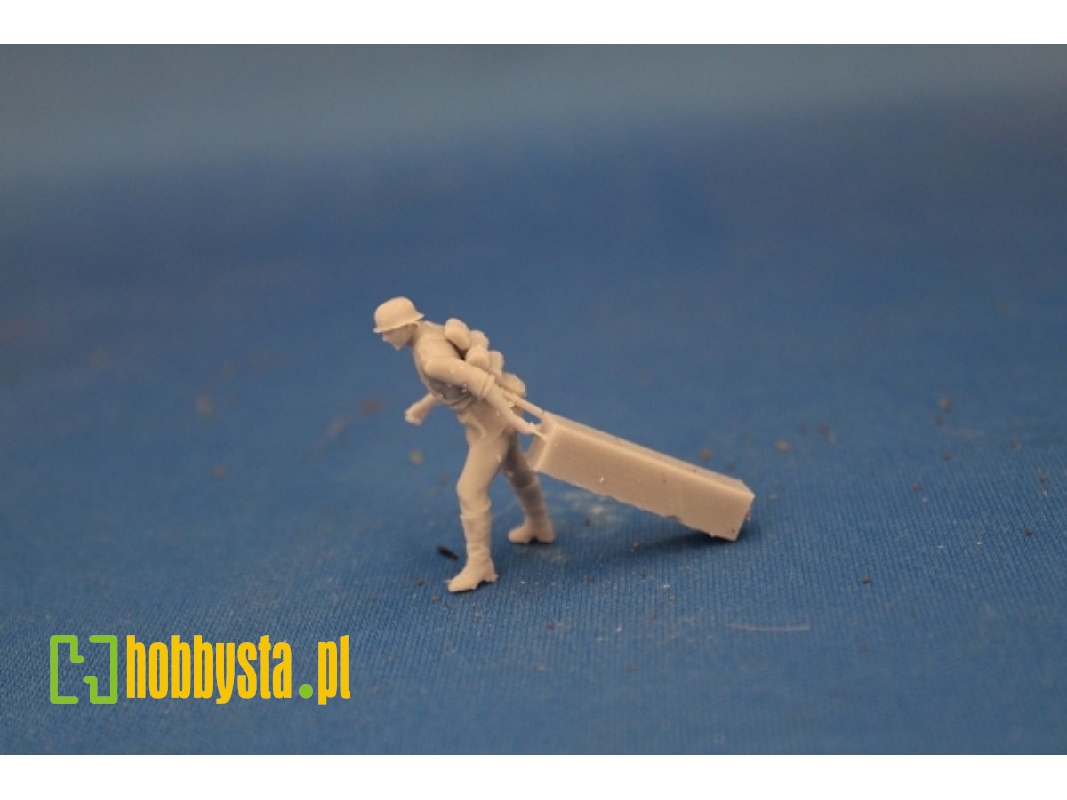 Crewmember For 8,8 Cm Pak 43 - Soldier With Ammo Crate - zdjęcie 1 Crewmember For 8,8 Cm Pak 43 - Soldier With Ammo Crate - zdjęcie 1