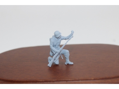 German Wwii Soldier Keening Firing With Riflegrenade - zdjęcie 1