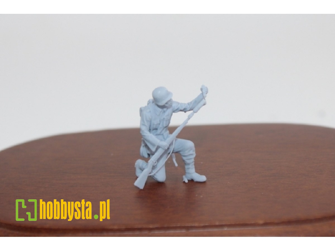 German Wwii Soldier Keening Firing With Riflegrenade - zdjęcie 1