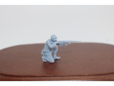 German Wwii Soldier Keeing Shooting With Rifle - zdjęcie 1