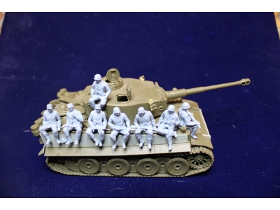 German Soldiers Sitting Summer Uniform (8 Figures) - zdjęcie 1