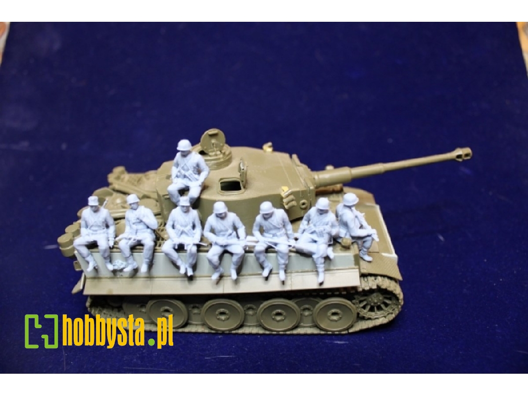 German Soldiers Sitting Summer Uniform (8 Figures) - zdjęcie 1