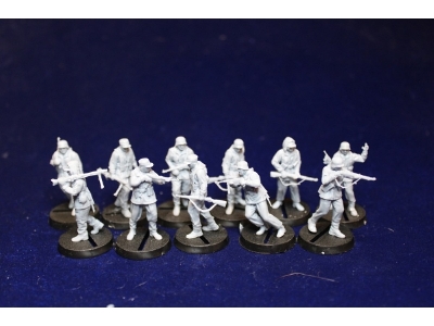 German Soldiers Walking In Winter Clothing (11 Figures) - zdjęcie 1