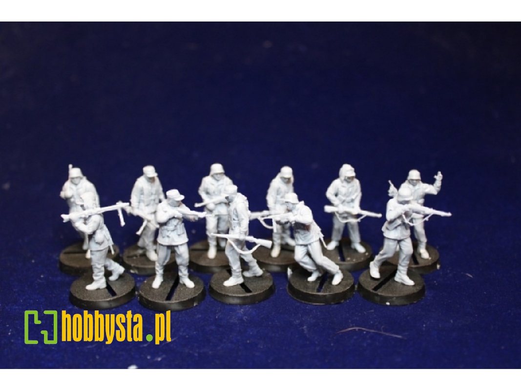 German Soldiers Walking In Winter Clothing (11 Figures) - zdjęcie 1