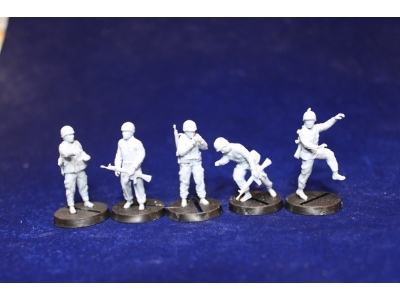 Early Bundeswehr Panzergrenadiers Leaving Vehicle (5 Figures) - zdjęcie 2 Early Bundeswehr Panzergrenadiers Leaving Vehicle (5 Figures) - zdjęcie 2