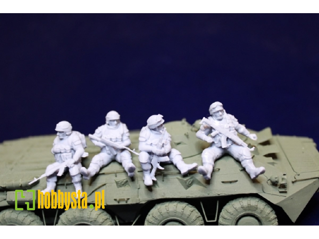 Ukrainian Soldiers Sitting On A Vehicle (4 Figures) - zdjęcie 1 Ukrainian Soldiers Sitting On A Vehicle (4 Figures) - zdjęcie 1