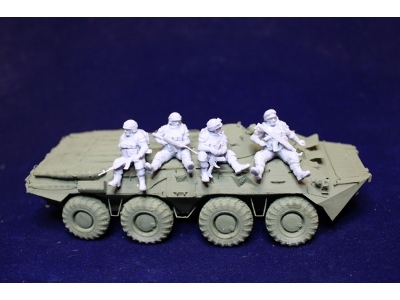 Ukrainian Soldiers Sitting On A Vehicle (4 Figures) - zdjęcie 2 Ukrainian Soldiers Sitting On A Vehicle (4 Figures) - zdjęcie 2