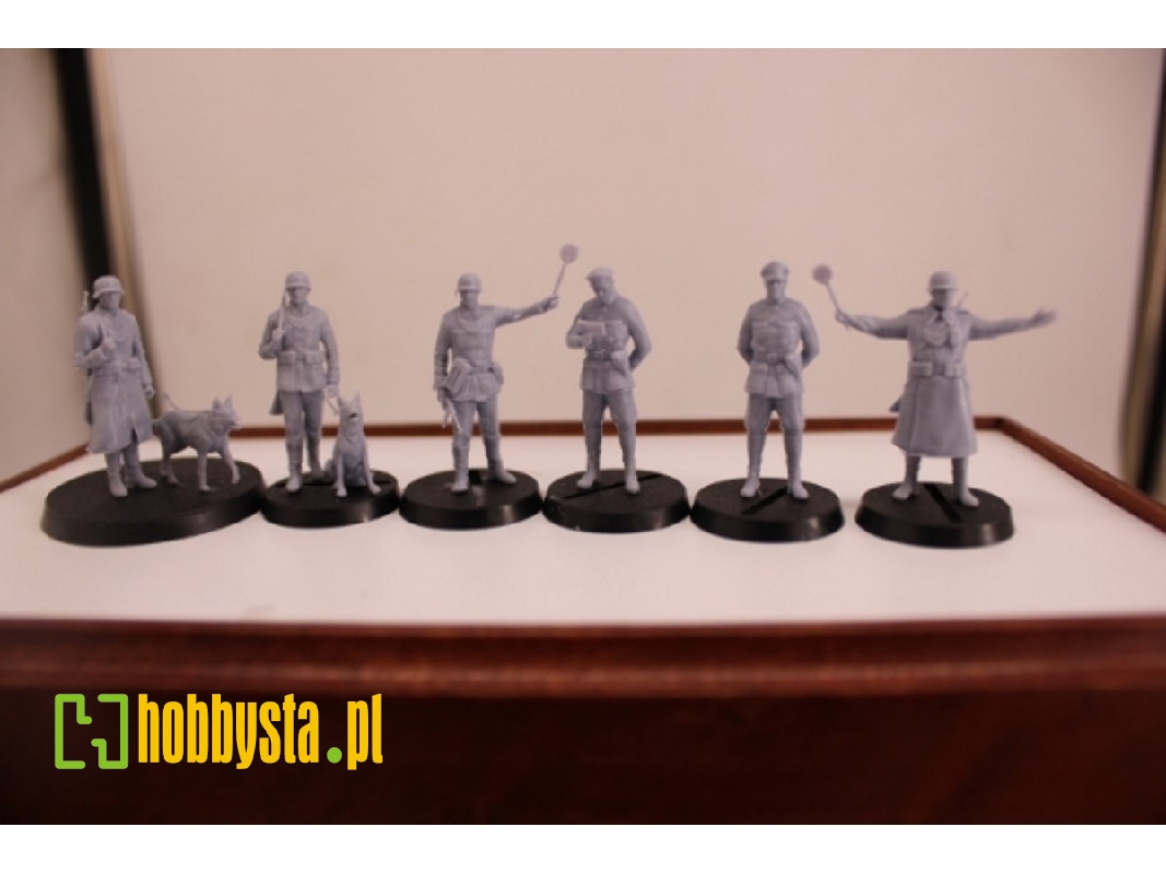 German Field Policemen With 2 Dogs (6 Figures And 2 Dogs) - zdjęcie 1