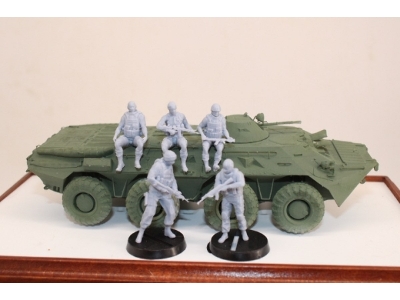 Ukrainian Soldiers Sitting And Standing On A Vehicle (5 Figures) - zdjęcie 1
