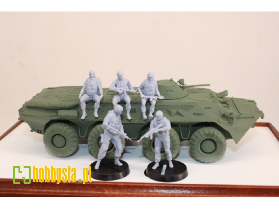 Ukrainian Soldiers Sitting And Standing On A Vehicle (5 Figures) - zdjęcie 1