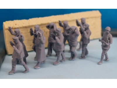 9 German Prisoners With Russian Guard - zdjęcie 1