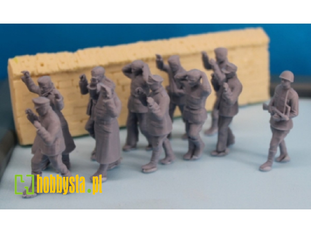 9 German Prisoners With Russian Guard - zdjęcie 1