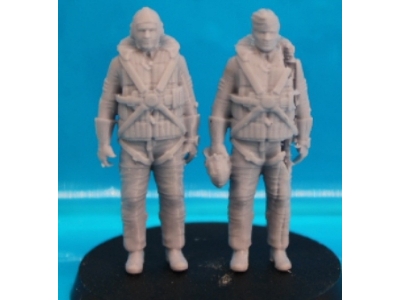 2 German Pilots Standing - zdjęcie 1