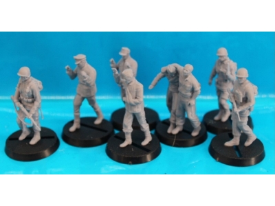 5 German Prisoners And 3 Us Soldiers As Guard - zdjęcie 1