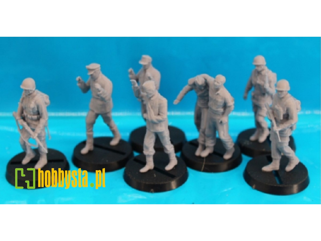 5 German Prisoners And 3 Us Soldiers As Guard - zdjęcie 1