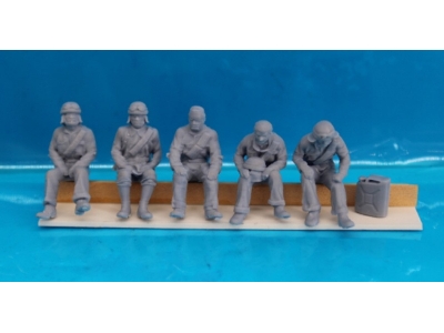 5 Italian Tank Soldiers Sitting - zdjęcie 1