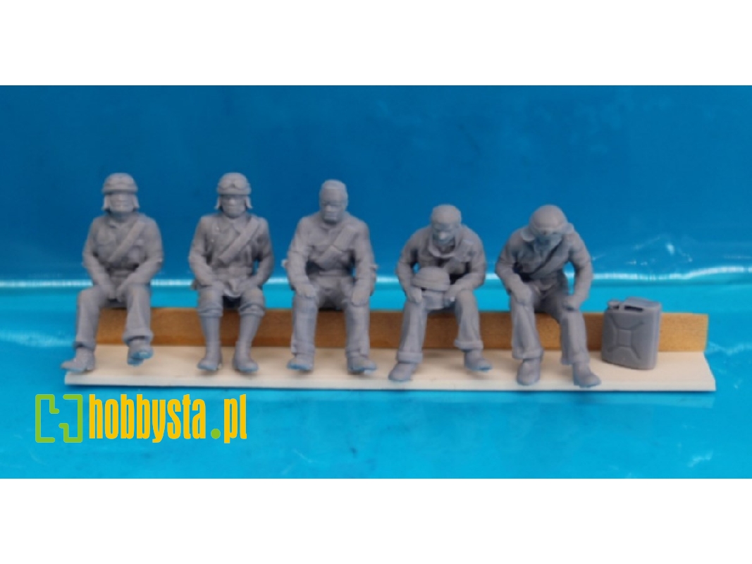 5 Italian Tank Soldiers Sitting - zdjęcie 1