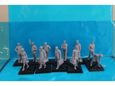 12 Railway Passengers And Railway Staff - zdjęcie 1