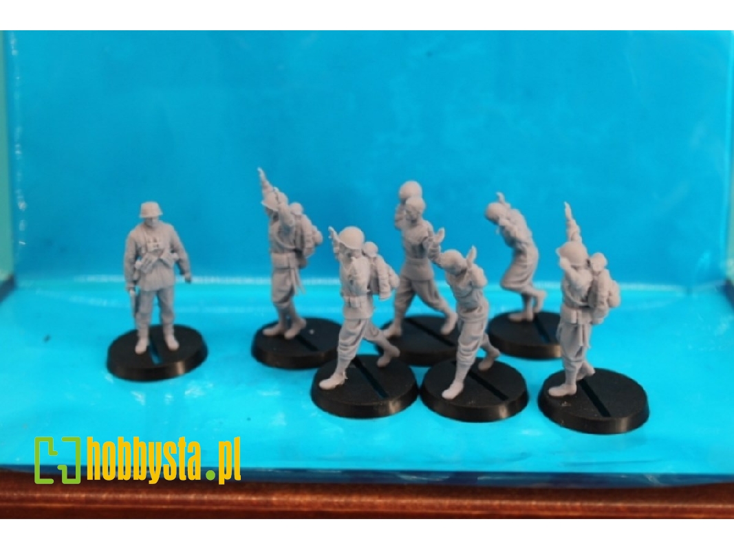 6 Russian Prisoners (Pow) No.2 And German Soldier - zdjęcie 1