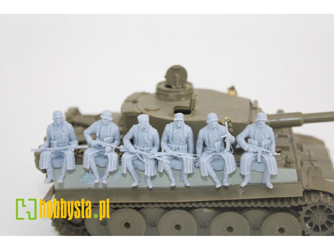 German Soldiers Sitting In Winter Coats (6 Figures) - zdjęcie 1