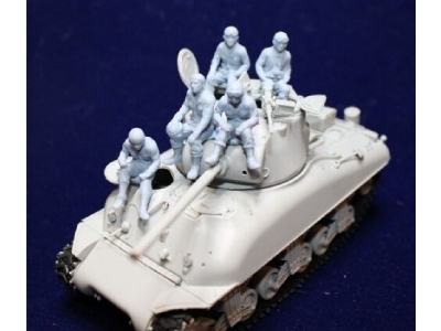 Us Tank Crew Seated On The Tank - zdjęcie 1