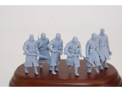 German Soldiers Walking In Winter Coat (6 Figures) - zdjęcie 1