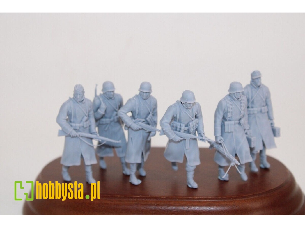 German Soldiers Walking In Winter Coat (6 Figures) - zdjęcie 1