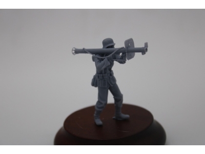 German Wwii Tank Hunter Standing And Shooting Panzerschreck - zdjęcie 2