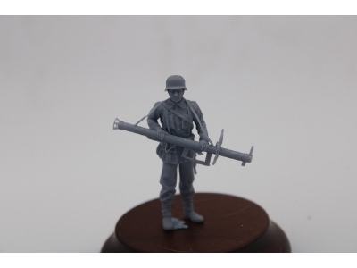 German Wwii Tank Hunter Standing With Panzerschreck - zdjęcie 2