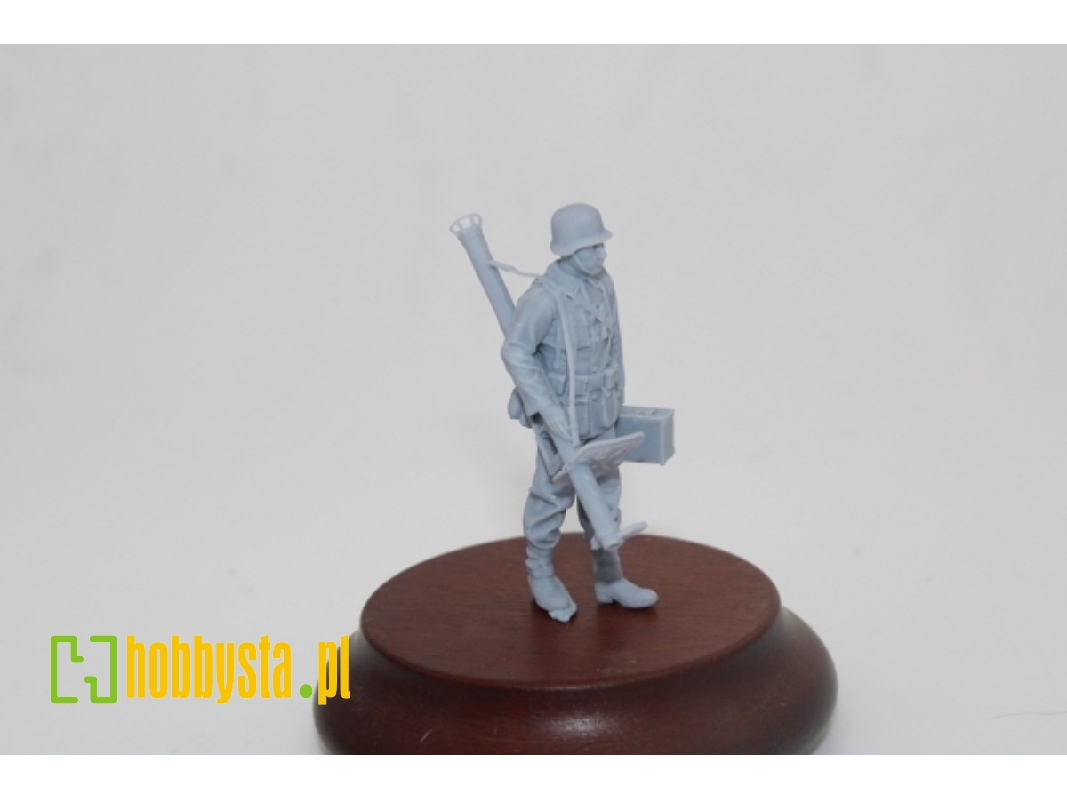 German Wwii Tank Hunter Standing With Panzerschreck And Ammo Box - zdjęcie 1
