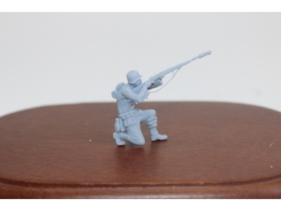 German Wwii Soldier Kneeling And Shooting With Rifle And Riflegrenade - zdjęcie 1
