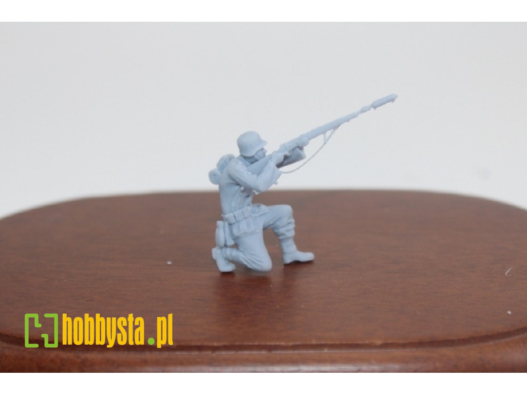 German Wwii Soldier Kneeling And Shooting With Rifle And Riflegrenade - zdjęcie 1