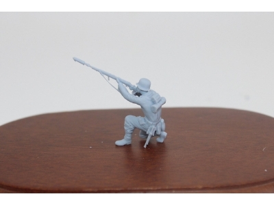 German Wwii Soldier Kneeling And Shooting With Rifle And Riflegrenade - zdjęcie 2