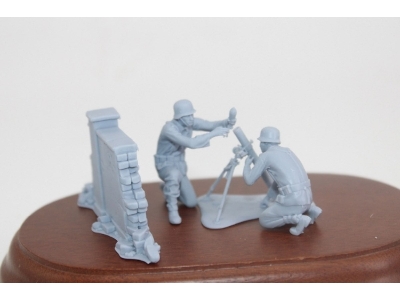 German Wwii Mortar Crew With 8 Cm Granatwerfer And Wall - zdjęcie 1
