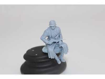 German Soldier Sitting In Greycoat With Mp40 - zdjęcie 1