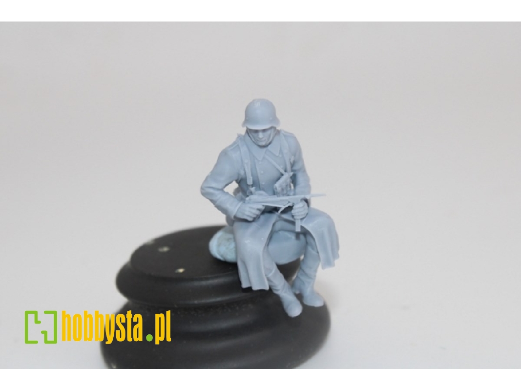 German Soldier Sitting In Greycoat With Mp40 - zdjęcie 1