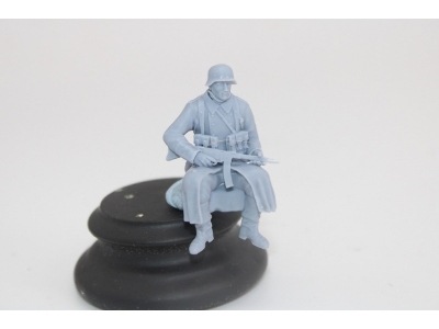 German Soldier Sitting In Greycoat With Sturmgwehr 44 - zdjęcie 1