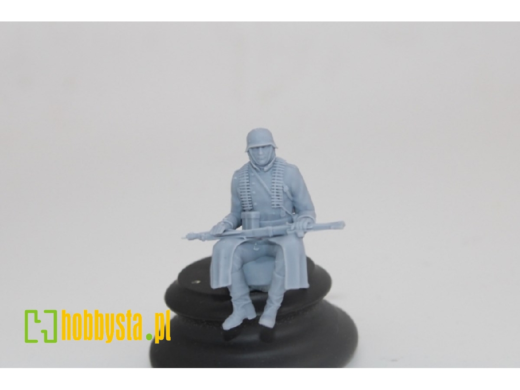 German Soldier Sitting In Greycoat With Mg42 - zdjęcie 1
