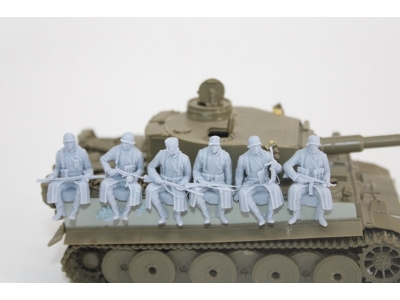 German Wwii Soldiers Sitting In Greycoat (6 Figures) - zdjęcie 1