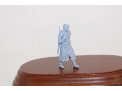German Soldier Walking In Greycoat With Steelhelmet And Karabiner 98k - zdjęcie 1
