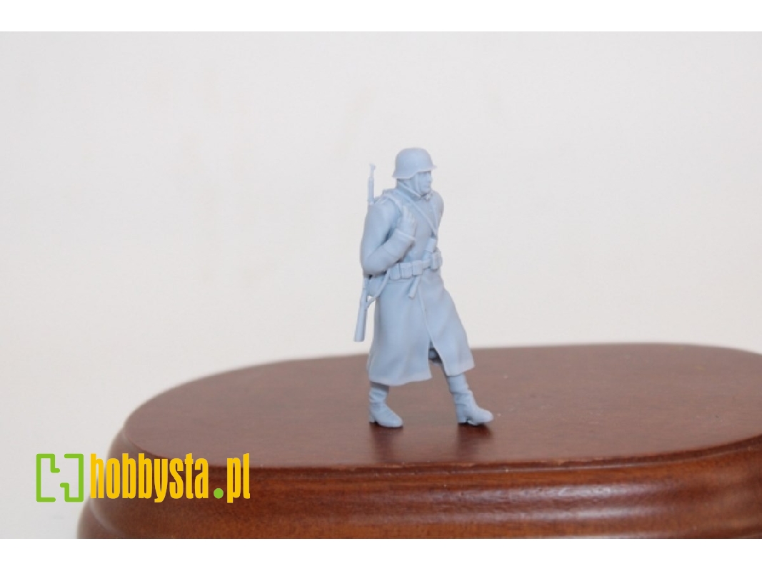 German Soldier Walking In Greycoat With Steelhelmet And Karabiner 98k - zdjęcie 1