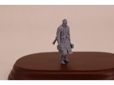 German Soldier Walking In Greycoat With Fieldcap And 2 Mg Ammo Boxes - zdjęcie 1