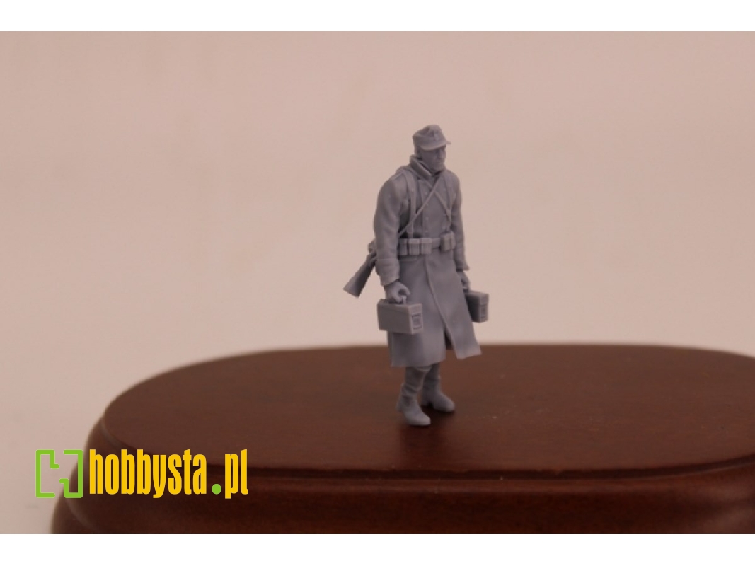 German Soldier Walking In Greycoat With Fieldcap And 2 Mg Ammo Boxes - zdjęcie 1